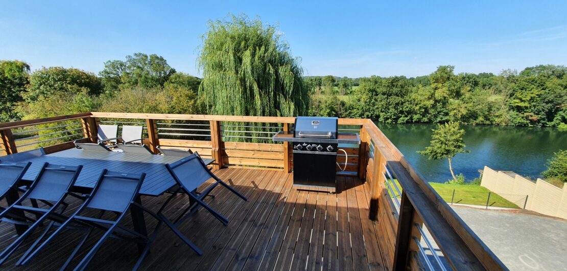 Photo à l'ouverture du gîte en 2021, terrasse sur pilotis avec barbecue gaz à disposition