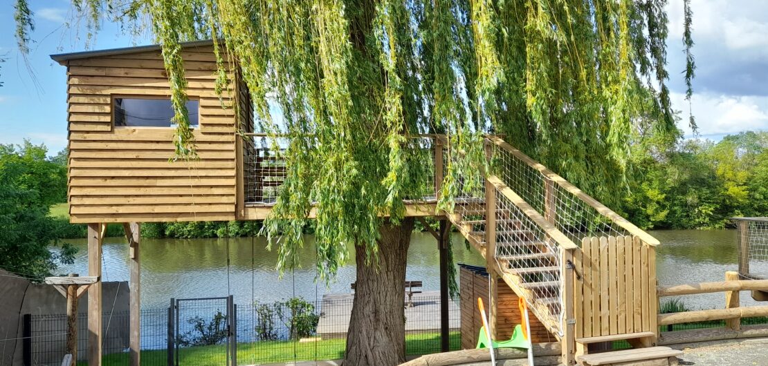 Superbe cabane dans le saule pleureur avec des jeux à l'intérieur, garde-corps solide et aux normes pour les enfants