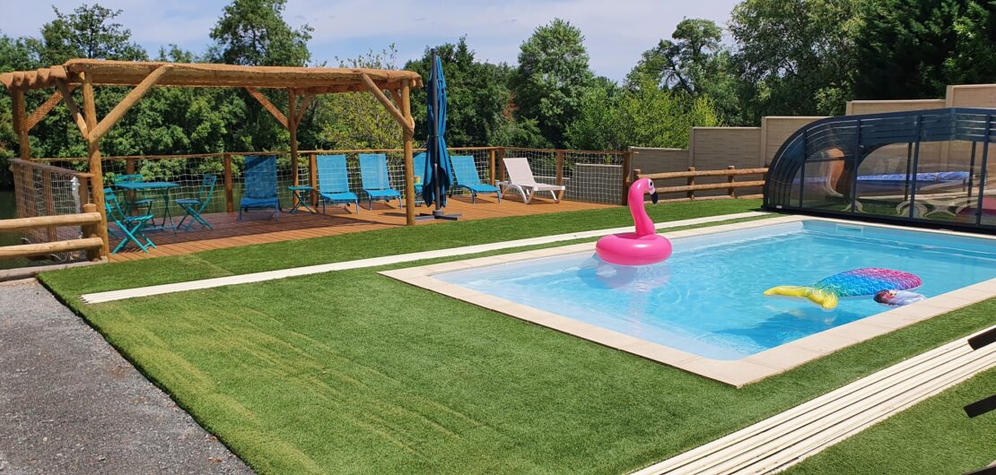 Piscine avec terrasse et sa jolie pergola faite maison