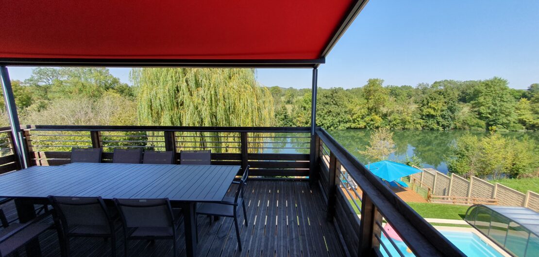 Terrasse sur pilotis à l'étage équipé d'une pergola avec une toile rétractable motorisée