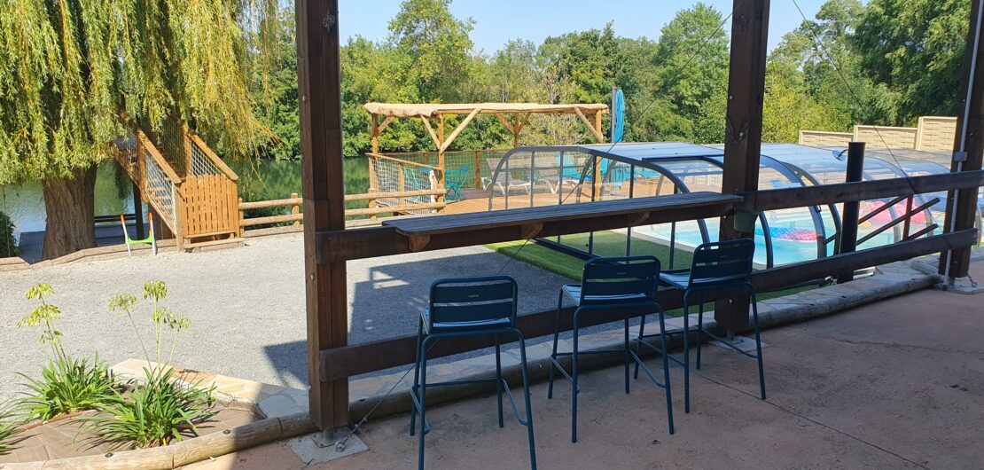 Bar extérieur avec vue sur la rivière, la piscine...