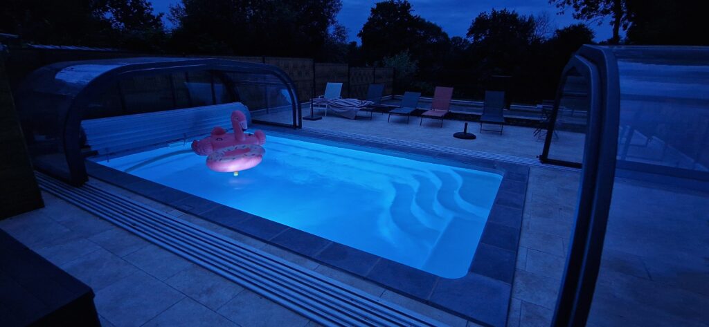 Photo de la piscine avec le spot allumé pendant la nuit