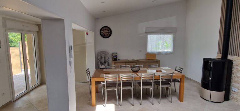 Vue sur entrée et salle à manger